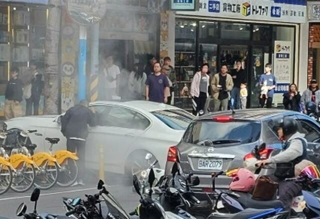 台灣新聞通訊社-快訊／BMW暴衝撞2車衝上人行道　駕駛命危送醫