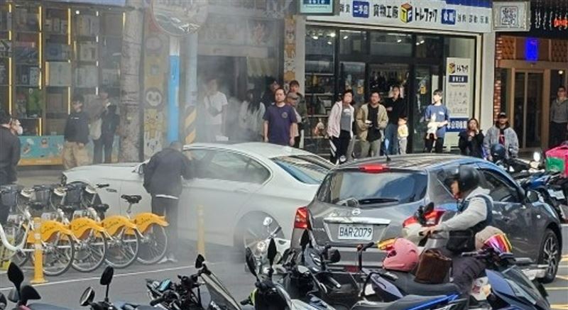 台灣新聞通訊社-快訊/BMW暴衝撞2車衝上人行道 駕駛命危送醫