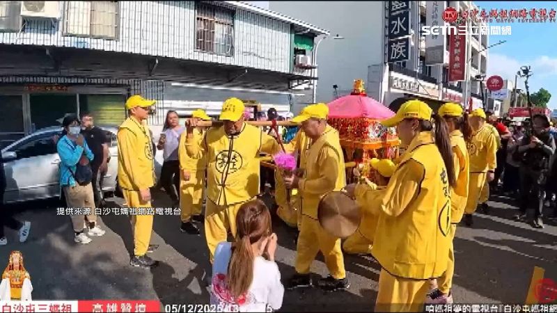 台灣新聞通訊社-信眾獲停轎「獻花掛粉紅超跑」 結緣品拚創意!