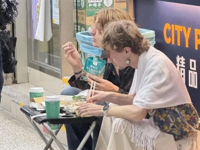 台灣新聞通訊社-老外蹲超商外「把傘架當餐桌」開吃！　網虧：洋相真的要靠洋人出