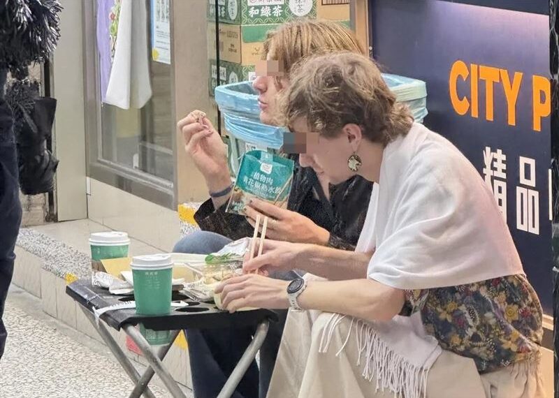 台灣新聞通訊社-老外蹲超商外「把傘架當餐桌」開吃! 網虧:洋相真的要靠洋人出