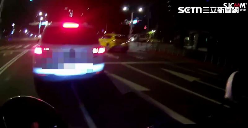 台灣新聞通訊社-拍窗都不醒！包手男車停路中央熟睡　警破窗叫人查獲酒駕