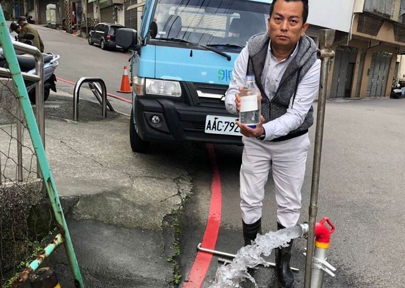 台灣新聞通訊社-基隆水變味！校園今停用自來水　水車急送進校煮午餐、學生喝礦泉水應急