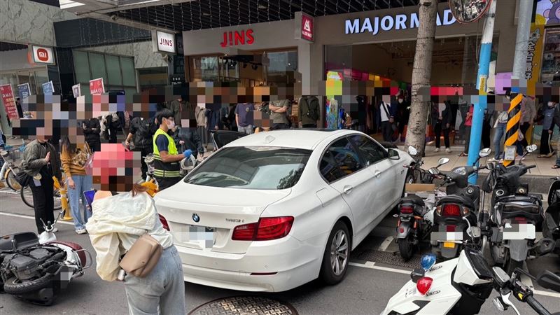 台灣新聞通訊社-新莊BMW幸福商圈爆衝撞多車釀3傷駕駛命危 撞擊瞬間畫面曝光