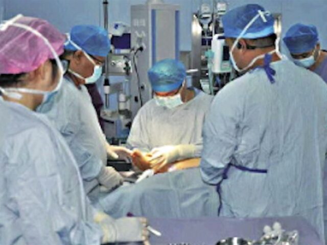 台灣新聞通訊社-驚人畫面曝光！女工「左耳帶頭皮」被機器扯斷「寄生」腳背5個月接回