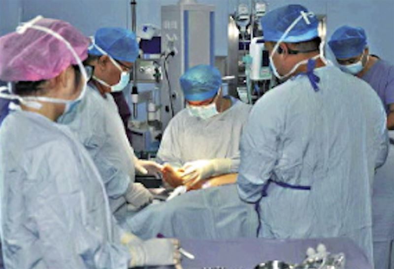 台灣新聞通訊社-驚人畫面曝光!女工「左耳帶頭皮」被機器扯斷「寄生」腳背5個月接回