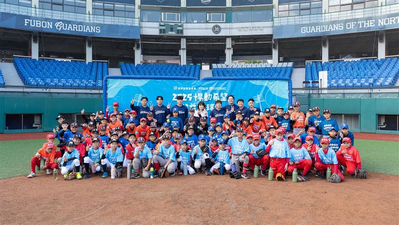 台灣新聞通訊社-中職/張育成攜富邦悍將6球星實戰教學 助基層少棒夢想成真