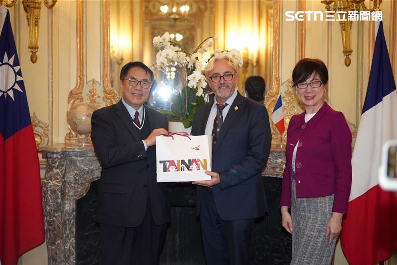 台灣新聞通訊社-訪法國會晤國會議員　黃偉哲分享「光電停車場＋太陽能風雨球場」獲好評