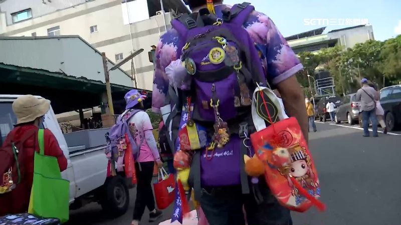 台灣新聞通訊社-獨家／為癱父求健康　女信徒追隨白沙屯媽九年