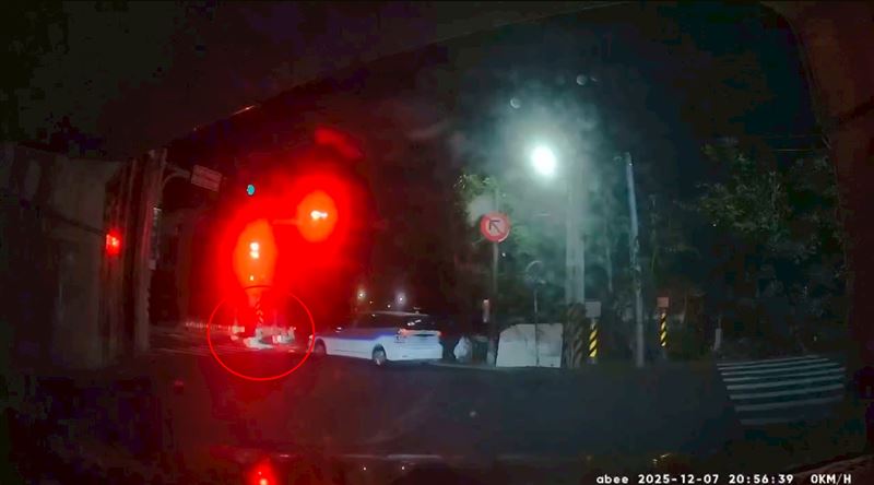 台灣新聞通訊社-台南騎士「挨撞噴飛」畫面曝光　她目睹驚悚瞬間尖叫：輾過去了怎麼辦？