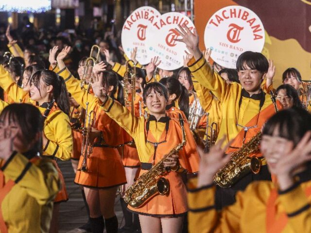 台灣新聞通訊社-人潮擠爆！橘色惡魔合體翡翠騎士快閃西門町　樂聲、尖叫聲不斷