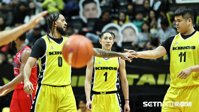 台灣新聞通訊社-東超/新北國王初登場!杰倫霸氣飆35分 送野馬本季首敗晉級還有希望