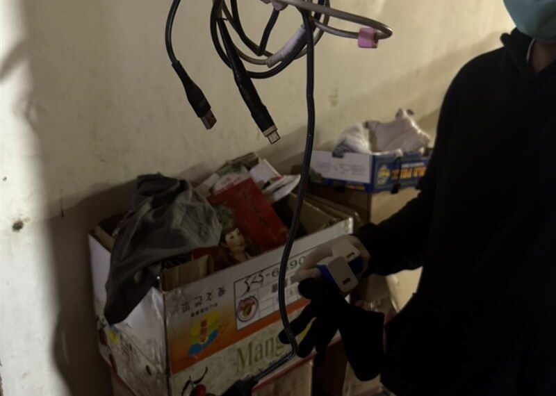 台灣新聞通訊社-充電線捆綁雙手!持雙刀洗劫25歲女室友 新北男逃1小時落網