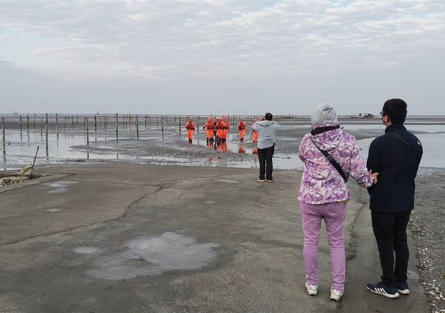 台灣新聞通訊社-台中2線3星警赴伸港釣魚不慎落水　海空漏夜搜救仍傳噩耗　蚵農尋獲遺體