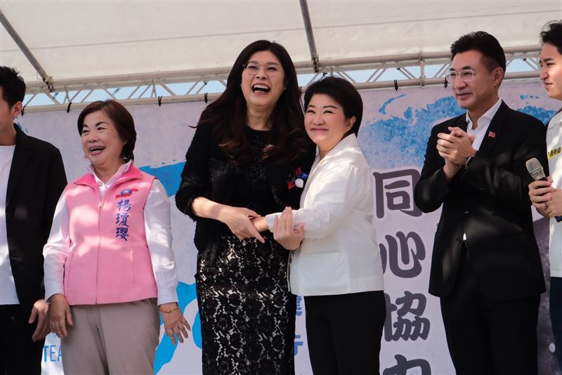 台灣新聞通訊社-否認有心結！鄭麗文上任首同框盧秀燕互動曝光：姊妹情外界不需見縫插針