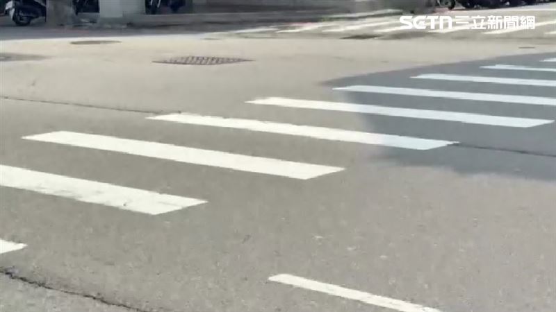 台灣新聞通訊社-行人闖紅燈遭小貨車撞斃…魂斷人行道！死者家屬原諒女駕駛、賠20萬免囚