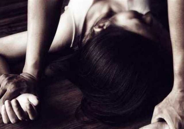 台灣新聞通訊社-玩「脫衣猜拳」少女輸精光…遭2少年掀被強壓輪暴！兒爽一時害慘父母