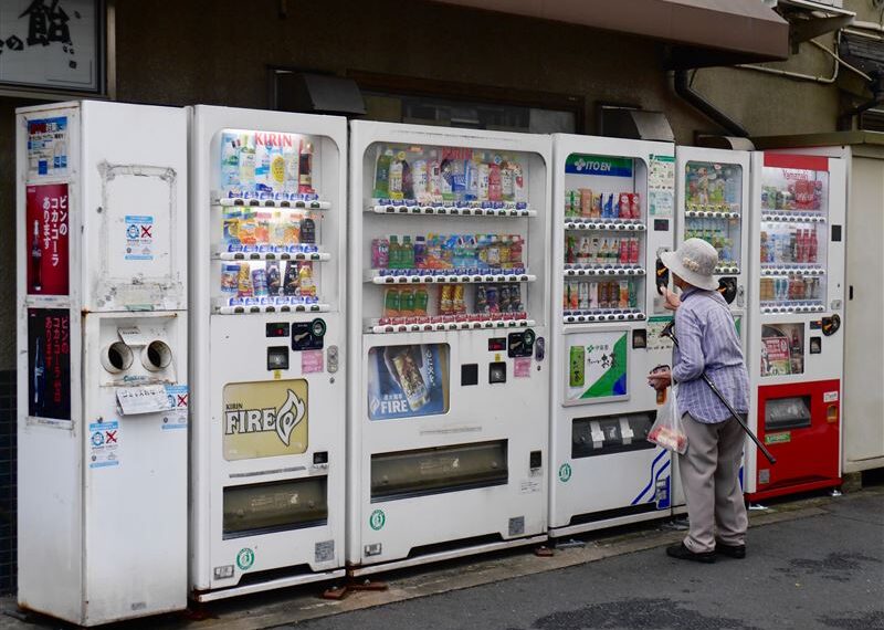 台灣新聞通訊社-跨國交流?日本販賣機找零吐出「蔣中正」他愣住 台人傻眼:有夠丟臉