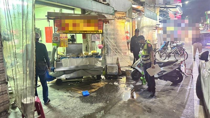 台灣新聞通訊社-驚悚影像曝光!屏東自小客「衝進雞排攤」2人燒燙傷…駕駛慘了