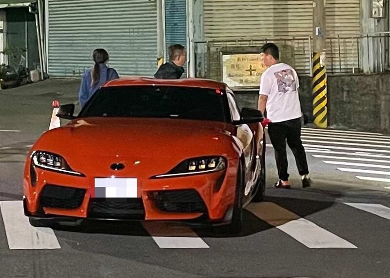 台灣新聞通訊社-撞擊瞬間曝光!超跑「牛魔王」疑違規「切西瓜」 害重機閃不及撞飛