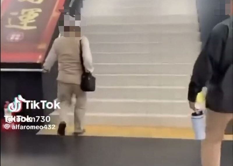 台灣新聞通訊社-年輕人教訓90歲伯「插隊把人當白痴」　網見影片心酸：自以為是的正義