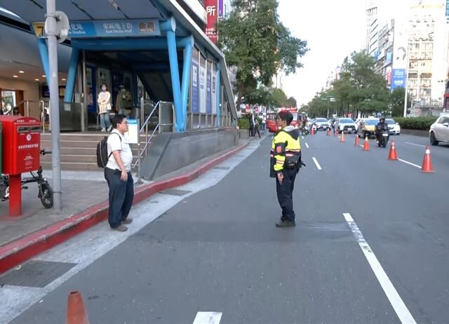 台灣新聞通訊社-快訊／台北爆空中殺機！捷運站口驚傳磁磚掉落　路過東區要小心了