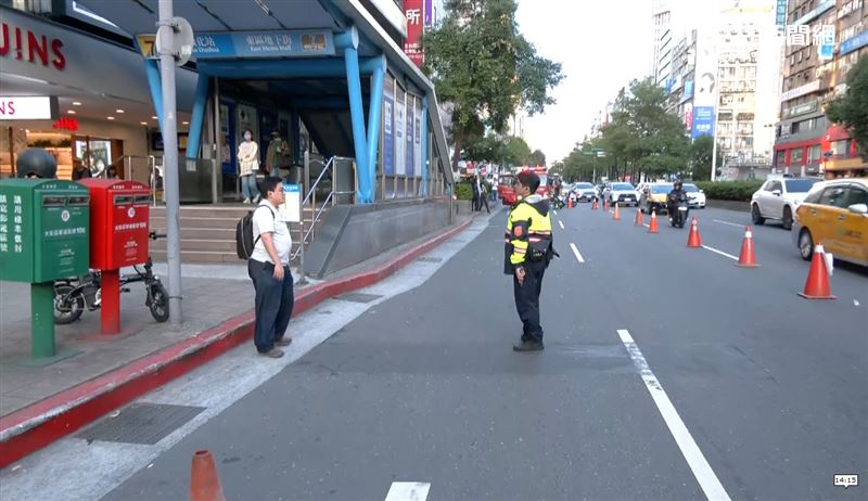 台灣新聞通訊社-快訊／台北爆空中殺機！捷運站口驚傳磁磚掉落　路過東區要小心了