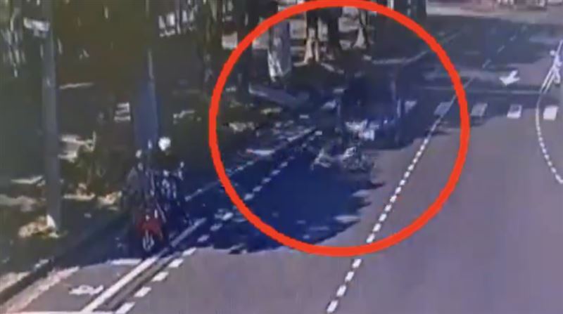 台灣新聞通訊社-南投71歲老翁「撞3車釀1重傷」加速猛逃逸!攔停拒下車遭警拖行逮捕