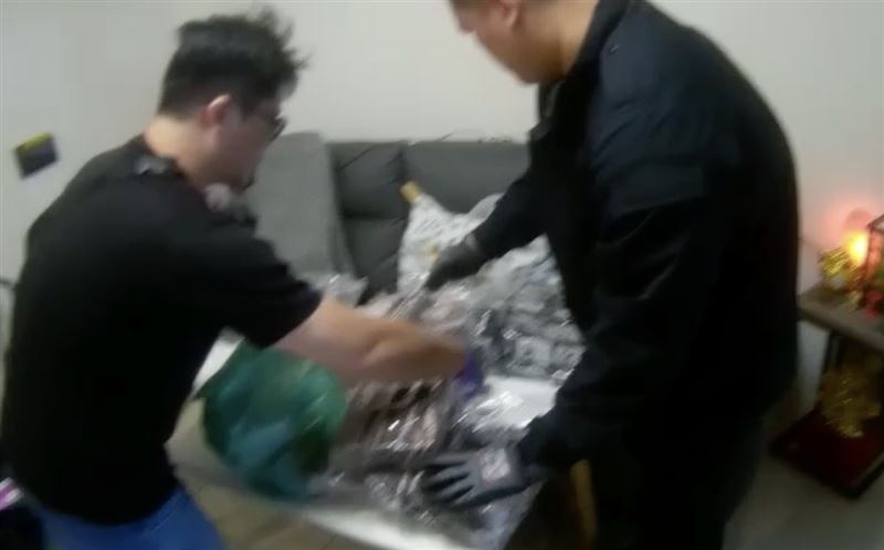 台灣新聞通訊社-台中高鐵特區暗藏毒窟！社區大樓掩護製毒工廠　3067包毒咖啡全遭扣