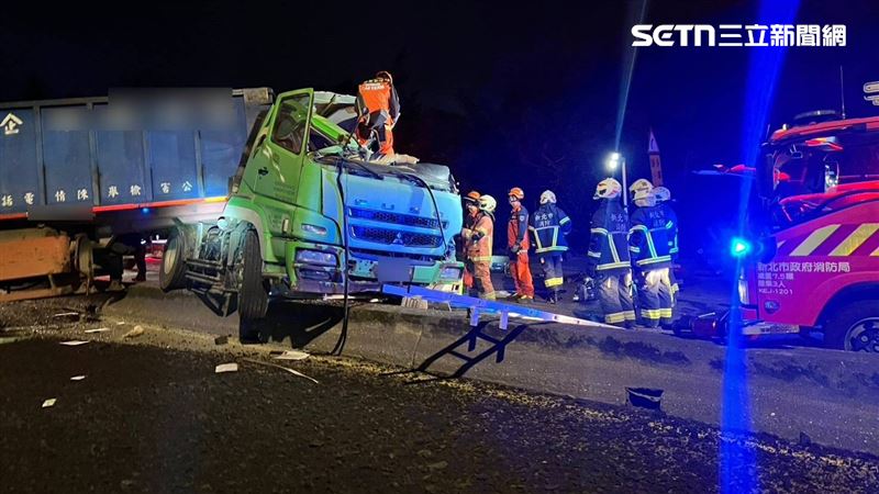 台灣新聞通訊社-快訊/台2線嚴重事故!貨櫃車失控撞「駕駛座夾扁」運將慘死…2人夾困