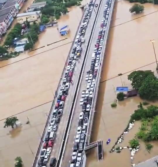 台灣新聞通訊社-泰國洪災釀百死、23萬人受害 總理下令:14天內災區恢復