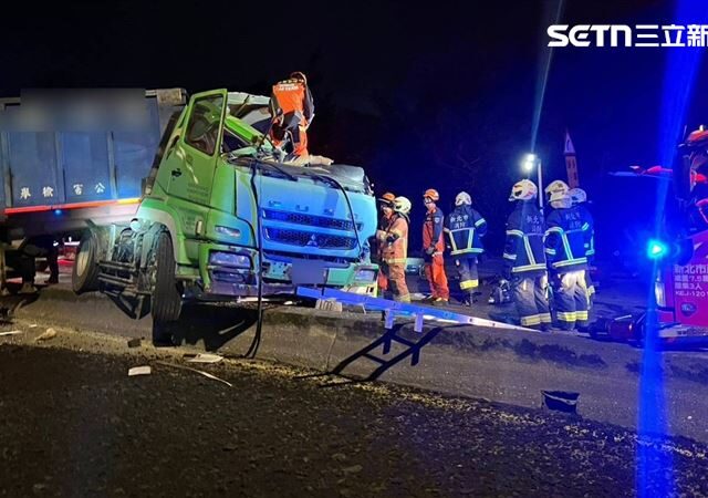 台灣新聞通訊社-快訊／台2線嚴重事故！貨櫃車失控撞「駕駛座夾扁」運將慘死…2人夾困