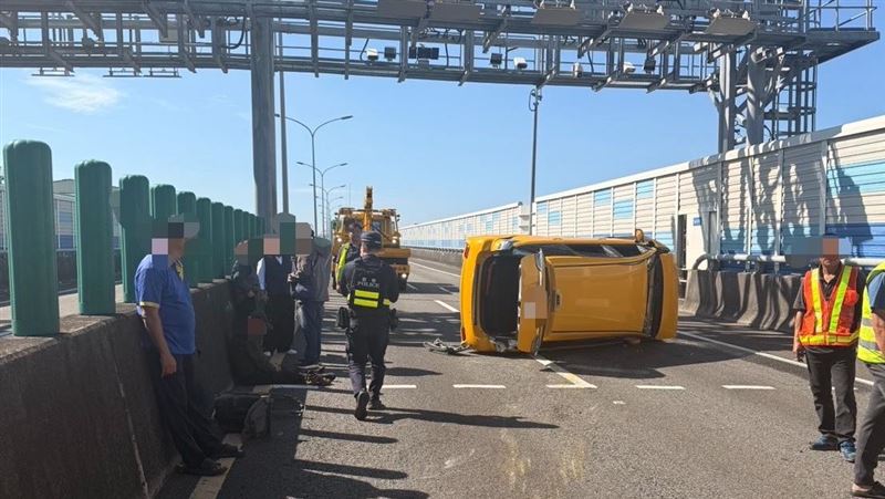 台灣新聞通訊社-快訊/國一漁港高架「小黃側翻」聯結車撞的!4人緊急送醫