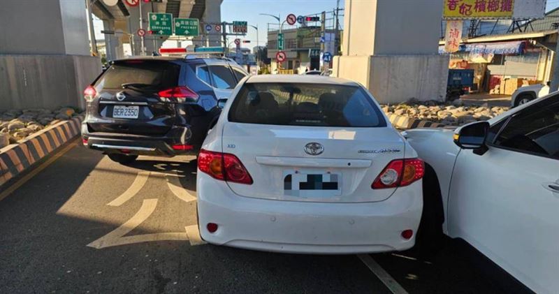 台灣新聞通訊社-未熄火!台中夫妻超商購物秒遭竊車 他「倒車甩人」驚險畫面曝