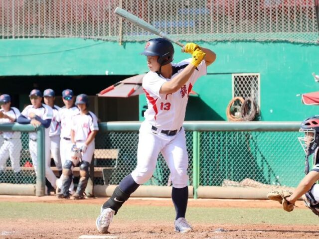 台灣新聞通訊社-高中鋁棒聯賽／平鎮高施諠敲3分砲帶動攻勢　晉冠軍戰將與穀保爭冠