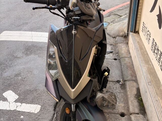 台灣新聞通訊社-頭部縫10多針！嬤過馬路被撞斷7肋骨　孫發文質疑騎士說謊