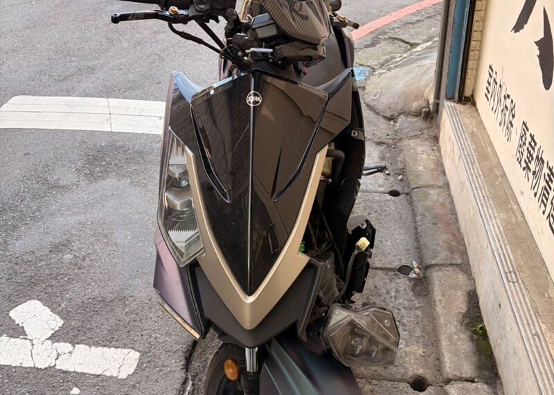 台灣新聞通訊社-頭部縫10多針!嬤過馬路被撞斷7肋骨 孫發文質疑騎士說謊