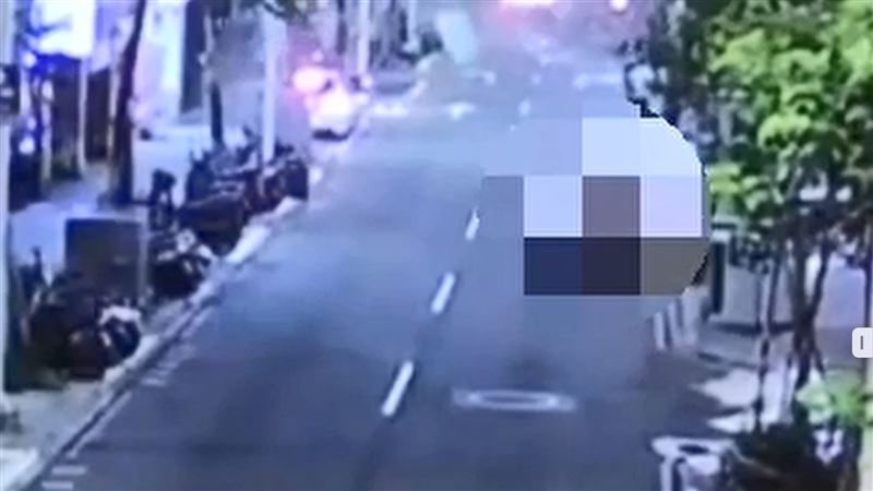 台灣新聞通訊社-板橋府中商圈「定食 8」氣爆 玻璃、招牌炸飛20公尺遠瞬間畫面曝光