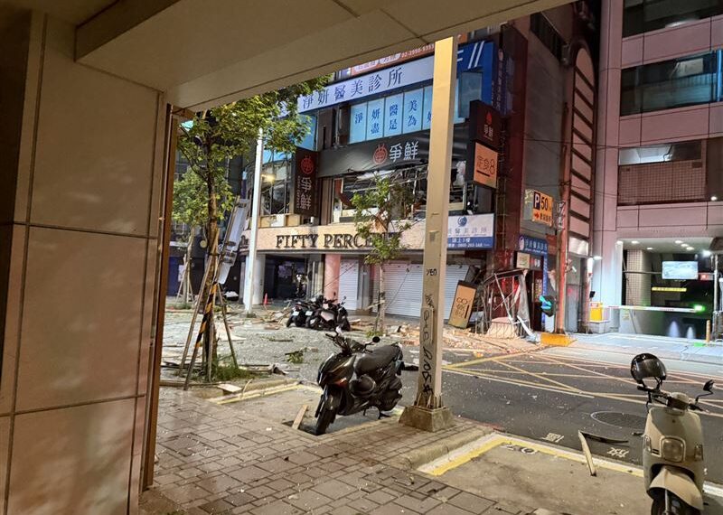 台灣新聞通訊社-快訊/新北深夜巨響!板橋「定食 8」驚傳氣爆4人送醫 疑瓦斯外洩釀禍