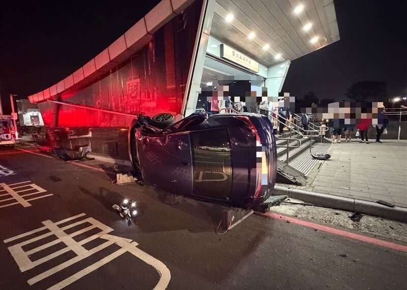 台灣新聞通訊社-你衝我也衝！高雄自小客路口互撞…一台翻了一台撞上人行道　3人送醫