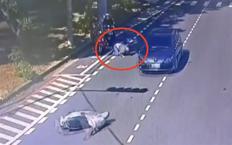 台灣新聞通訊社-71歲退休師連撞4車「擊落警專生、撞破老翁頭」家屬驚:他服藥後會恍惚