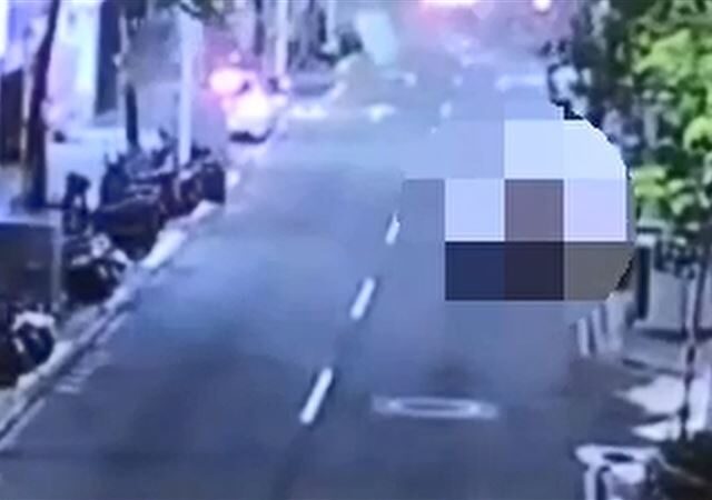 台灣新聞通訊社-板橋府中商圈「定食 8」氣爆　玻璃、招牌炸飛20公尺遠瞬間畫面曝光