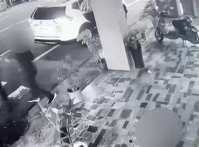 台灣新聞通訊社-同點2度遭罰持斧砍女警？竟遷怒錯人…警查檔：找嘸他在同點被開單紀錄