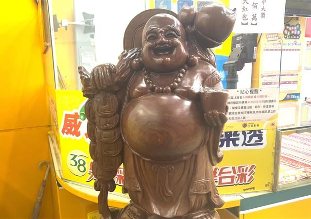 台灣新聞通訊社-獨得2.17億！幸運兒爽翻天！龍潭彩券行老闆親揭「中獎秘辛」