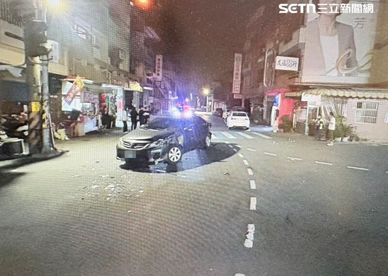 台灣新聞通訊社-半夜處理車禍衰遇劫！彰化警站車邊指揮交通…慘遭酒駕男撞傷送醫