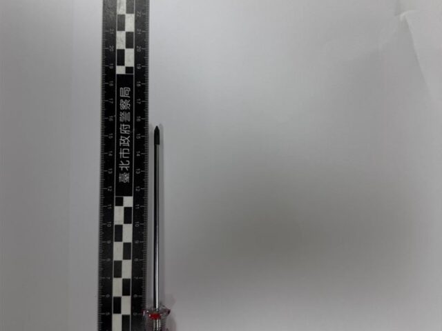 台灣新聞通訊社-連外套都被刺破！北市街頭拍微電影遇襲　3男突遭惡煞持械攻擊