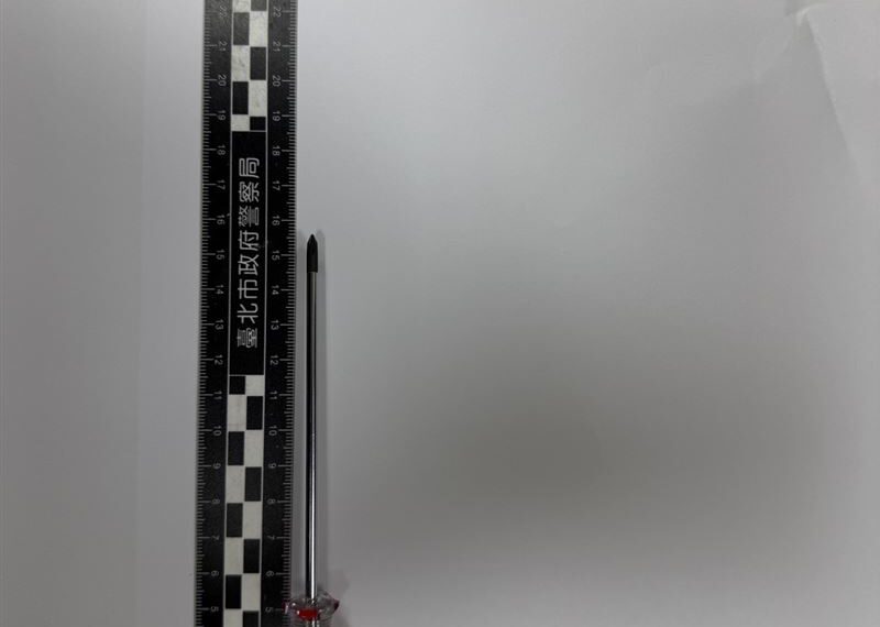 台灣新聞通訊社-連外套都被刺破！北市街頭拍微電影遇襲　3男突遭惡煞持械攻擊