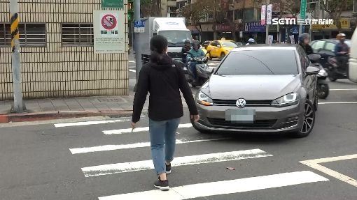 台灣新聞通訊社-「1違規」初犯被罰6000元！她委屈到手抖　全場轟：這樣才會痛