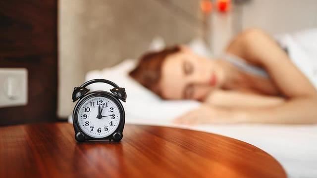 台灣新聞通訊社-少女跟男友吵架…找酒館熟客訴苦!說好「不碰妳」半夜遭摸上床無套侵犯