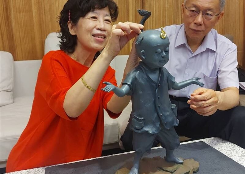 台灣新聞通訊社-秀選舉借貸存摺明細 陳佩琪控檢方:根據柯黑在節目上瞎掰的東西在辦案